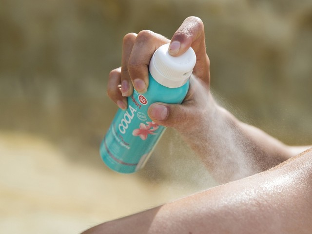 Popršite se za zaščito pred soncem s Coolinim ultra čistim, lahkim, nemastnim in naravno dišečim ekološkim pršilom! 

