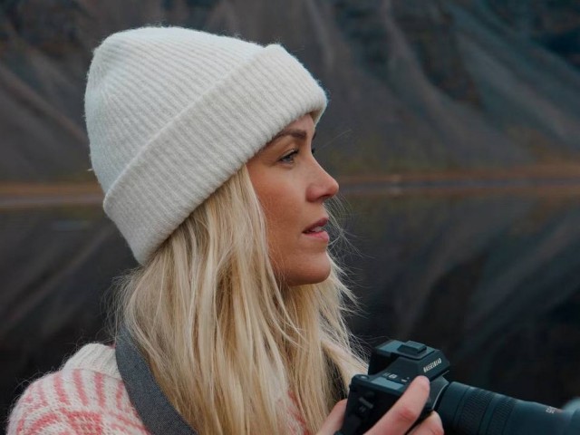Letošnje fotografije na embalažah darilnih setov Bioeffect je oblikovala islandska pustolovska fotografinja in videografinja Áso Steinars.